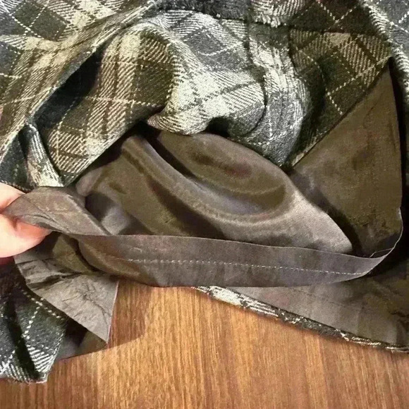 Gap Women’s Size 6 Grey Plaid Wool/Poly Skirt. Lined
18.5” hem. Zip and button - Picture 6 of 7